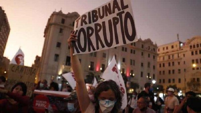 La decisión del Tribunal Constitucional para reactivar el indulto a Fujimori motivó enérgicas protestas en todo Perú.