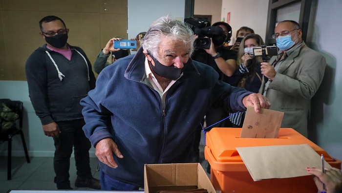 Mujica ejerció su sufragio en un colegio del Cerro, en la capital uruguaya, Montevideo.