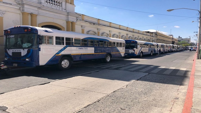 Largas filas de unidades del transporte Transurbano, cerraron el paso hacia el Hemiciclo y bloquean el tránsito en varios puntos del Centro Histórico.