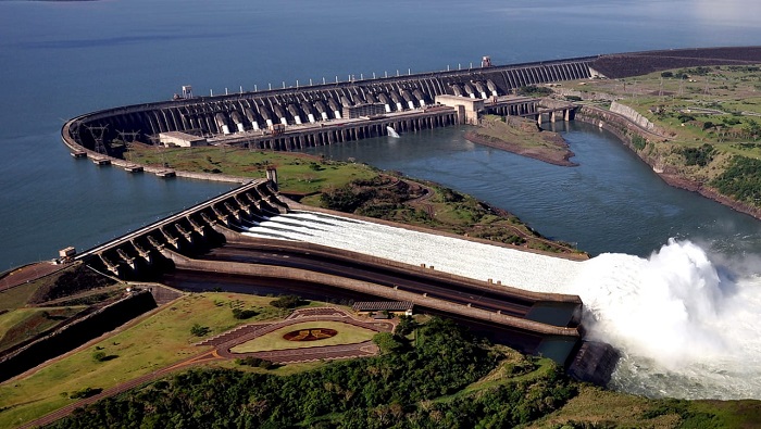 La hidroeléctrica de Itaipú es la de mayor volumen de producción de energía del mundo.