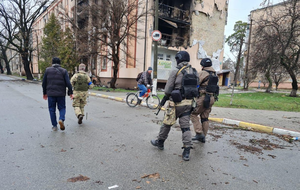 La policía ucraniana publicó una nota de prensa el 2 de abril donde aseguraba que tras la retirada de las tropas rusas de Bucha no había reportes de víctimas civiles.