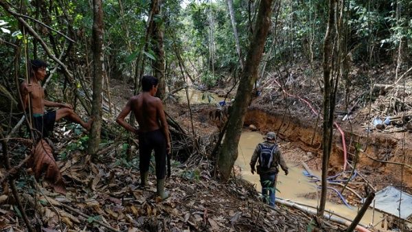 Asesinan a dos indígenas en Brasil durante un conflicto minero