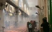Cerca de 10 feligreses palestinos fueron apresados en la mezquita por las fuerzas policiales de Israel en Jerusalén ocupada.