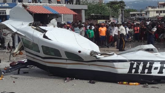 El camión chocado por el avión impactó con un autobús que se encontraba en la vía y esto terminó aumentando el número de heridos.
