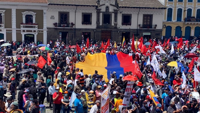 Para el 1ro de Mayo, Lasso decretó el toque de queda con fuerte presencia de efectivos policiales en tres regiones donde se esperaba un masivo despliegue de las marchas de trabajadores.