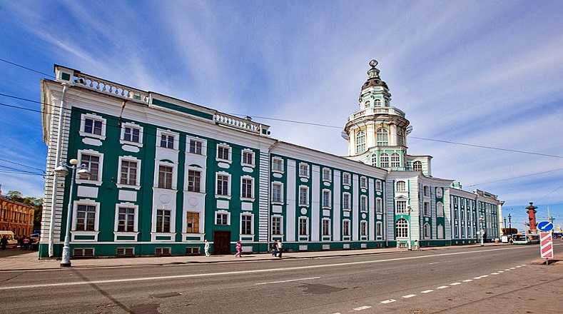 El zar ruso Pedro el Grande dio la orden de construir el Kunstkamera en 1718 y en 1727 se convirtió en el primer museo del que se tiene cuenta en Rusia.