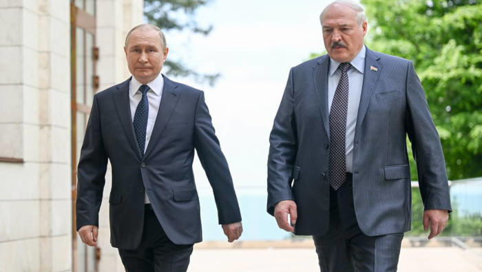 “En cuanto a la economía, hay que darles las gracias (a Occidente) porque nos han dado un gran impulso a nuestro propio desarrollo”, dijo Lukashenko a Putin.