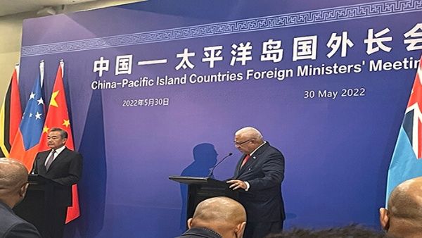 El diplomático chino ofrece declaraciones sobre la reunión con los lideres de varias naciones insulares del pacífico.