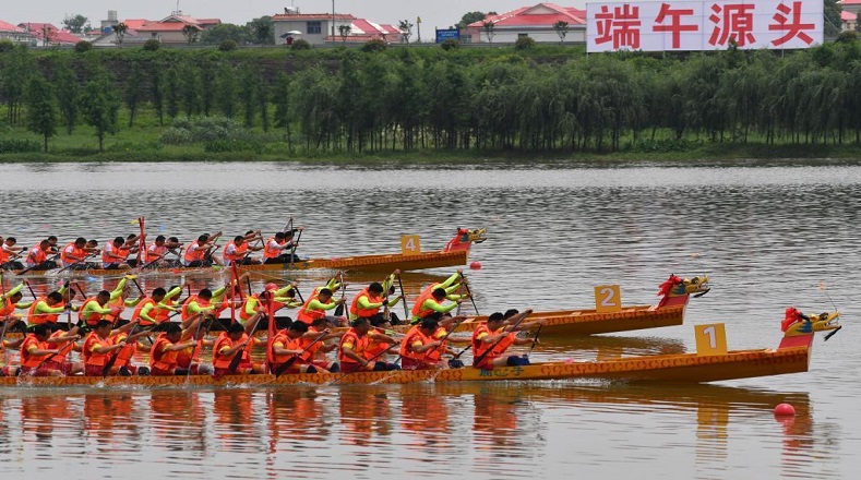Celebran carreras de botes del dragón en Miluo, China
