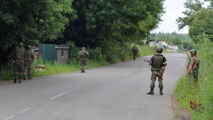 De acuerdo con el portavoz del Ministerio de Defensa ruso, Ígor Konashénkov, casi 2.000 soldados están rodeados en Hirske, en Lugansk.
