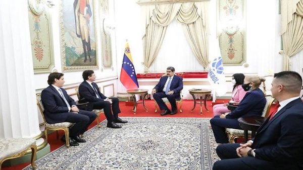 Mandatario venezolano sostiene encuentro con presidente de Conmebol