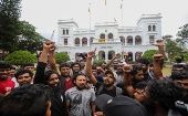 Manifestantes celebran en Sri Lanka la renuncia del presidente Gotabaya Rajapaksa.