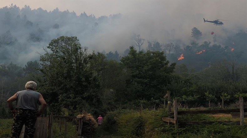 De acuerdo con el director general de Política Forestal de la Junta de Extremadura, Pedro Muñoz, durante esta tarde han transcurrido con más tranquilidad en la zona incendiada de Las Hurdes.