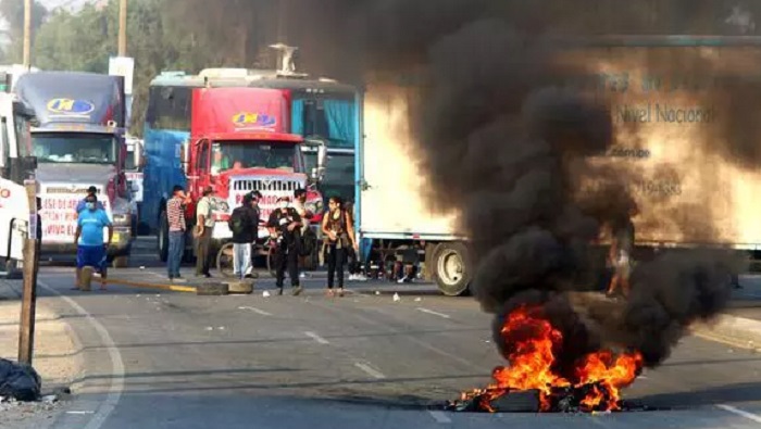 Autoridades peruanas confirmaron la existencia de bloqueos de carreteras en varias regiones del país.