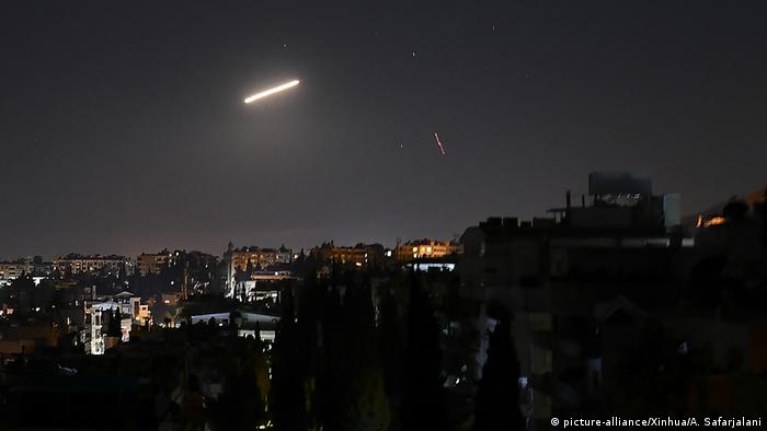 Las Defensas Antiaéreas sirias se activaron y lograron derribar algunos de los misiles.