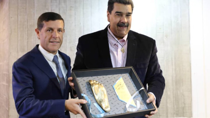 Además del fútbol, Maradona también destacó por su simpatía ideológica con los comandantes Hugo Chávez y Fidel Castro.