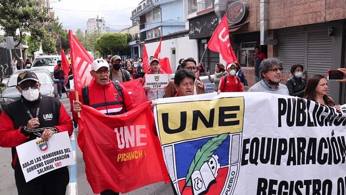 Tras varias jornadas de protestas en semanas recientes, el gremio educativo de Ecuador celebra la victoria del dictamen 2-22-OP/22 sobre el Ejecutivo.