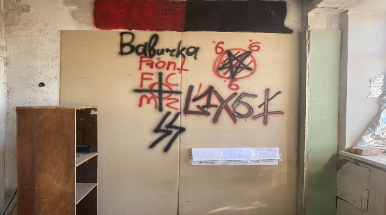 Los nacionalistas ucranianos pintaron propaganda nazi en las paredes de los centros de comando o las posiciones de fuego instaladas en edificaciones civiles, como esta mención a las SS del Tercer Reich.