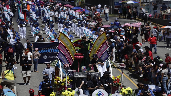 Realizan el Desfile del Correo en San Salvador