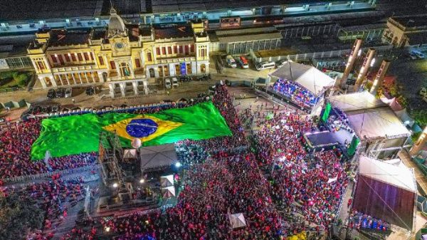 Primer mitin de Lula reúne más de 100.000 personas en Brasil