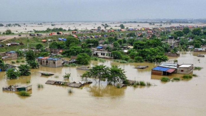 Las lluvias sobrepasaron a cientos de aldeas, arrasaron casas y dejaron a los residentes varados mientras los equipos de rescate se apresuraban a evacuar a los sobrevivientes.