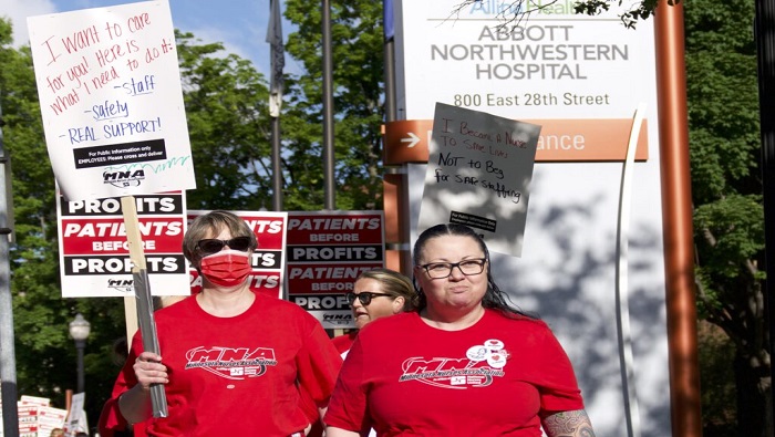 “Las enfermeras afuera, el problema dentro” y “Los pacientes antes que las ganancias” han sido otras de las consignas durante las protestas.