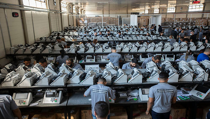 Funcionarios electorales brasileños preparan las maquinas de votación y el material para los comicios del próximo domingo.