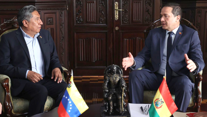 Asimismo, las dos naciones andinas se comprometieron a celebrar la III Comisión de Integración Conjunta Venezuela-Bolivia, en lugar y fecha por definir. 