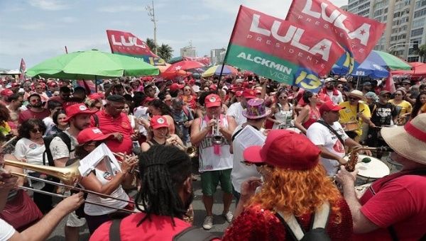 Lula da Silva ha recibido el apoyo de partidos políticos que apoyaron a otros candidatos presidenciales en la primera vuelta, como el Partido Democrático Laborista (PDT) y el Movimiento Democrático Brasileño (MDB).