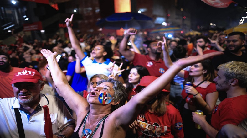 Brasileñas y brasileños celebran la victoria de Lula da Silva, quien obtuvo el 50,90 por ciento de los votos.
