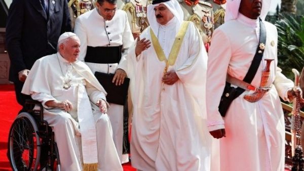 Papa Francisco llega a Bahréin para impulsar diálogo