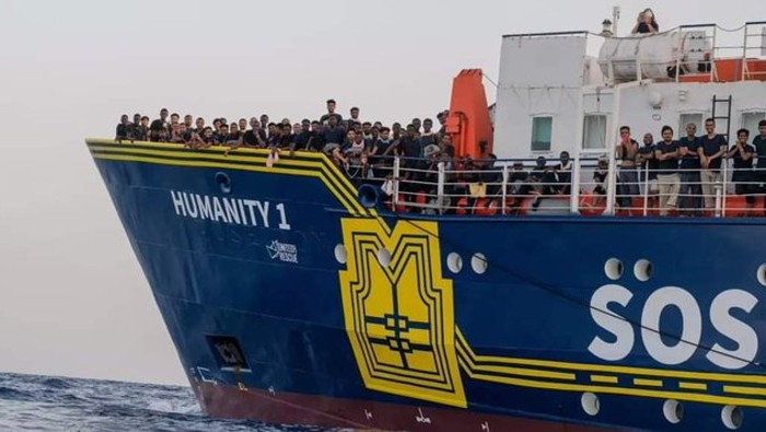 La idea se legalizó en un decreto por el vicepresidente del Gobierno y ministro de Infraestructuras y Transportes, Matteo Salvini, quien es juzgado por el bloqueo de naves humanitarias entre 2018 y 2019.