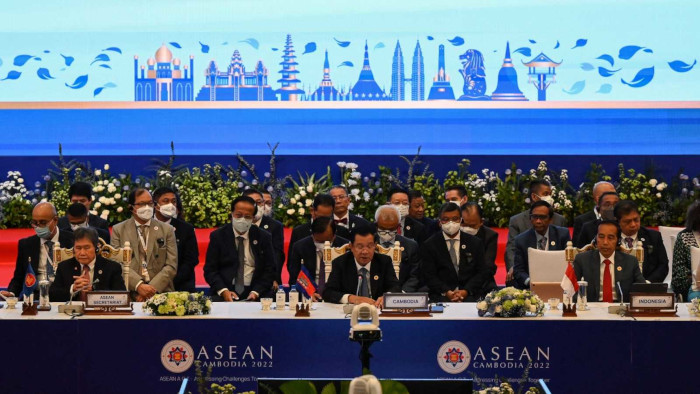 La cumbre de Asia Oriental ha reunido a los líderes de la ASEAN con socios externos como Estados Unidos, China, Rusia, India, Japón, Australia y la Unión Europea , que acudió como invitada.