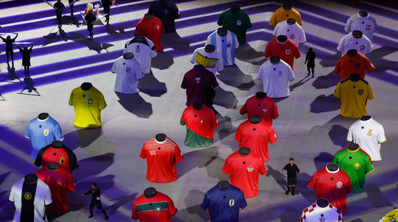 En el evento también se hizo alusión a los equipos de los países participantes mediante sus respectivas camisetas, siendo el último mundial que se jugará con 32 selecciones.
