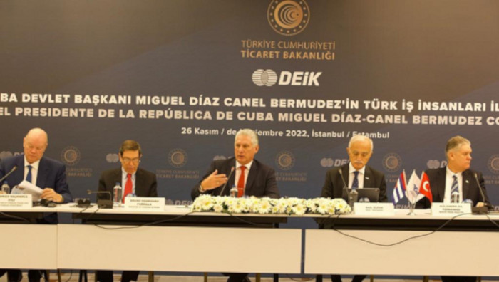 Díaz-Canel hizo una escala en Estambul rumbo a La Habana en el marco de una gira internacional que cubrió Argelia, Türkiye y que concluyó este viernes en China.