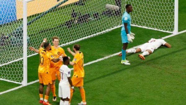 Países Bajos vence 2-0 a Qatar en la Copa Mundial de FIFA