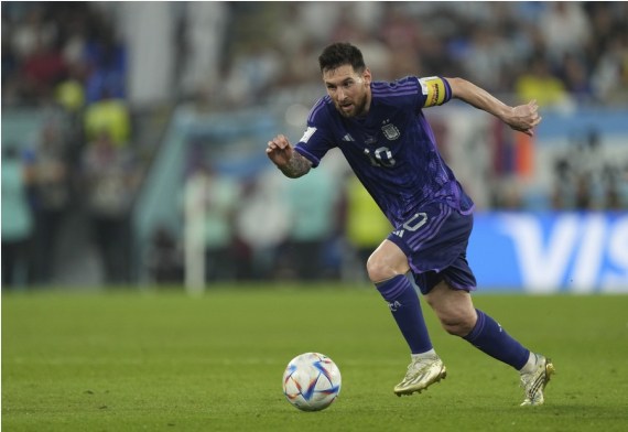 DOHA, QATAR - NOVEMBER 30: Player of Argentina Nahuel Molina drives the  ball during the FIFA World Cup Qatar 2022 group C match between Argentina  and Poland at Stadium 974 on November