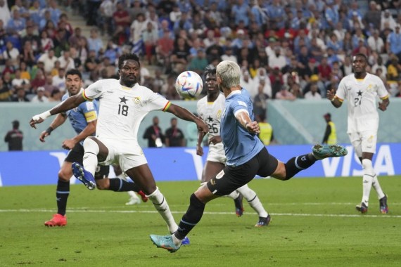 Uruguay beats Ghana 2-0 at World Cup but both teams out