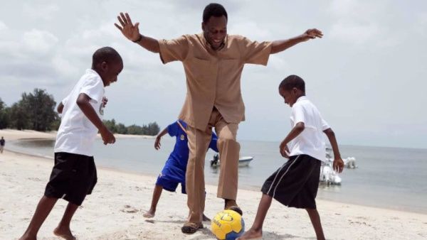 Pelé revela que se siente fuerte y con muchas esperanzas
