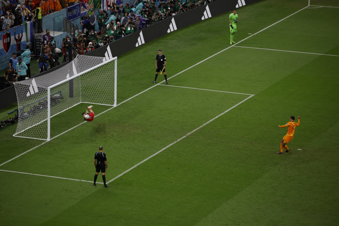 Argentina beats the Netherlands in penalty kicks at the World Cup