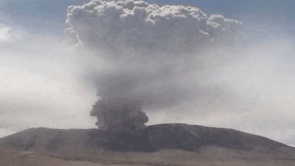 Elevan la alerta por actividad del volcán Láscar en Chile