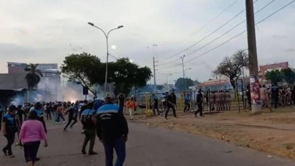 Grupos de derecha atacan a comerciantes en Santa Cruz, Bolivia