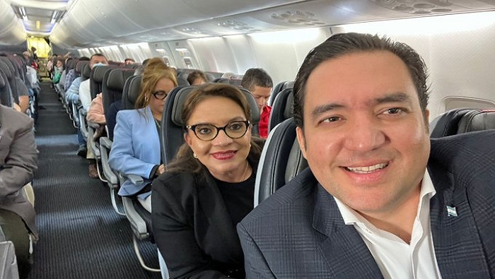 Delegación hondureña viaja a la ONU en clase económica de un vuelo comercial.
