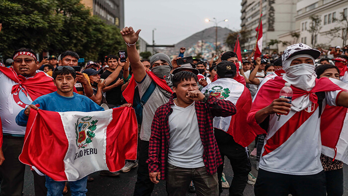 Miles de manifestantes congregados a las afueras del Congreso de Perú reclamaron el domingo la liberación del expresidente Pedro Castillo.