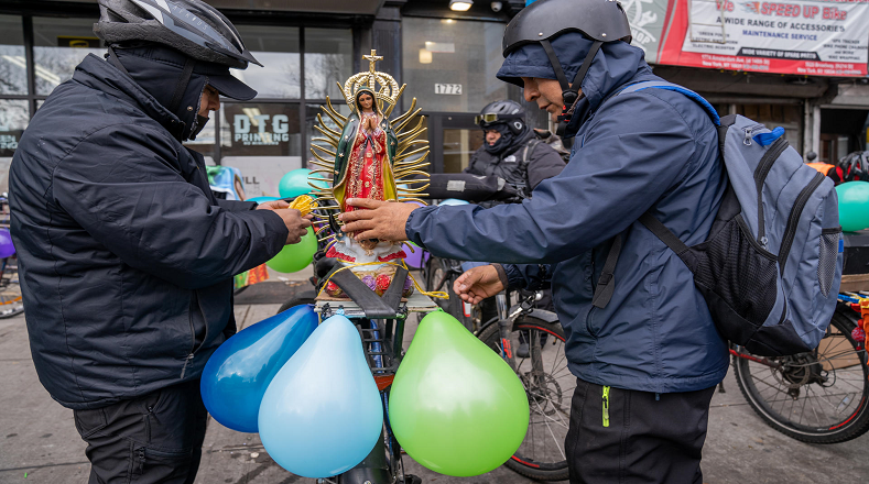 En Nueva York, mexicanos que trabajan como repartidores de alimentos incorporaron en sus bicicletas la imagen de la Virgen.