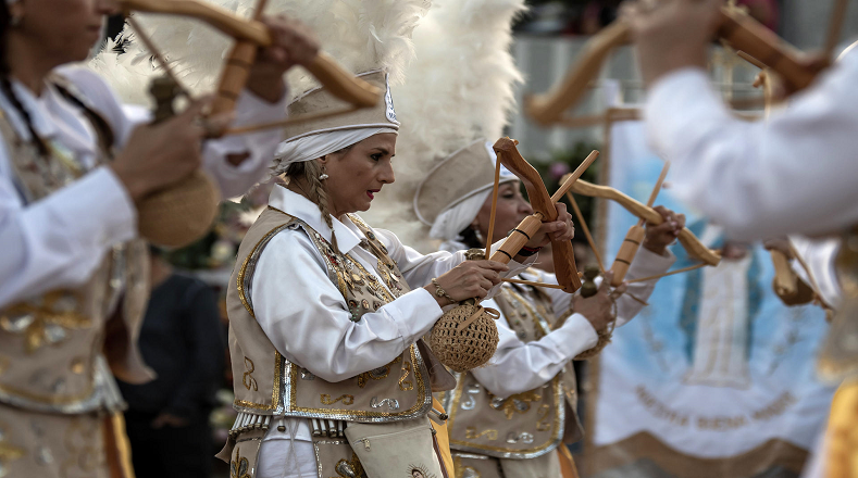 Mujeres llamadas "matachines" bailan durante las festividades de la Virgen de Guadalupe en el municipio de Guadalupe, Nuevo León.