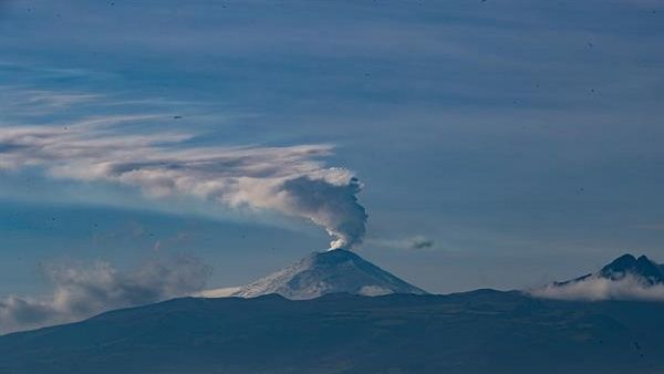 Emisiones de volcán ecuatoriano Cotopaxi superan mil metros de altura