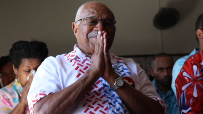Fuera de la sede del Partido de la Alianza Popular del líder Sitiveni Rabuka en la capital de Fiji, Suva, la gente celebraba y vitoreaba después de escuchar las noticias del Gobierno de coalición.