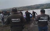 Rescatistas ecuatorianos recuperan el cuerpo de la mujer fallecida en el naufragio en el lago Colta.