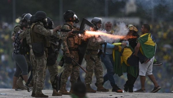 Policía detienen a 1.200 bolsonaristas tras desmantelar campamentos en Brasilia
